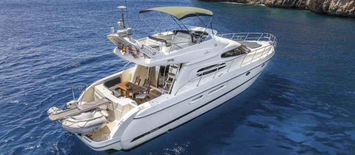 Яхта для морських прогулянок