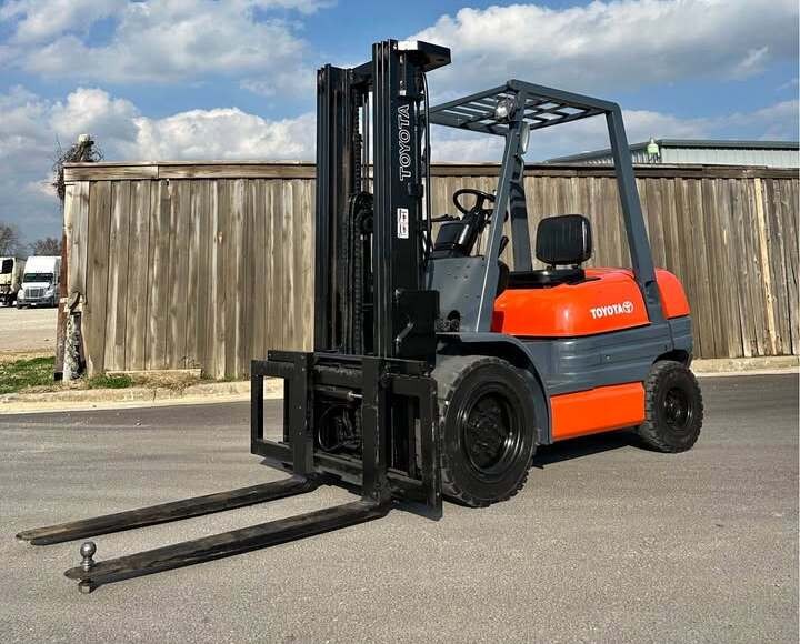 2011 Toyota 62-6FDU30 6,000 lbs Forklift