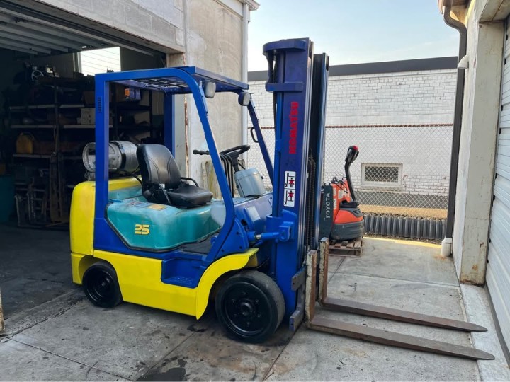 Komatsu 5,000 lbs Rich Forklift Triple Mast