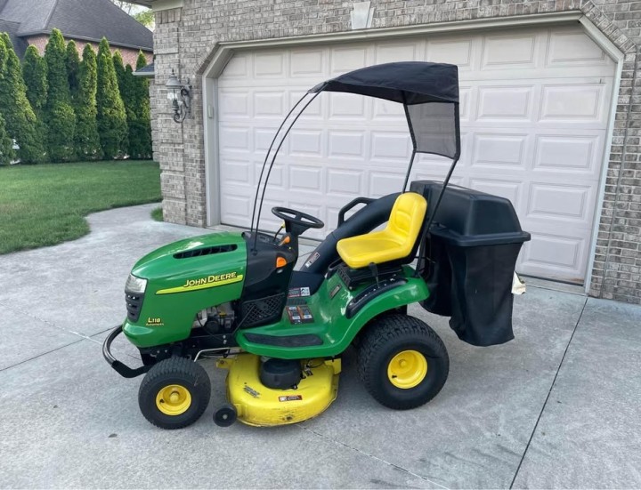 John Deere L118 Lawn Tractor