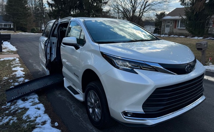 2021 Toyota Sienna SLE Wheelchair Van