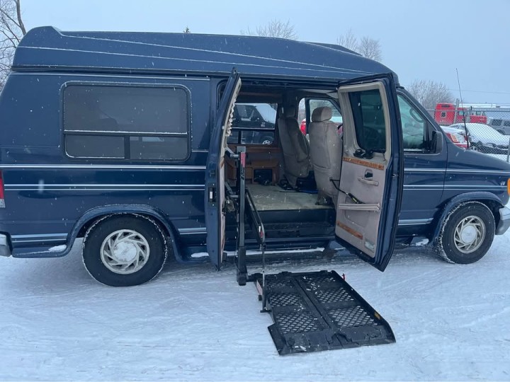 2003 Ford E150 Handicap Lift Van