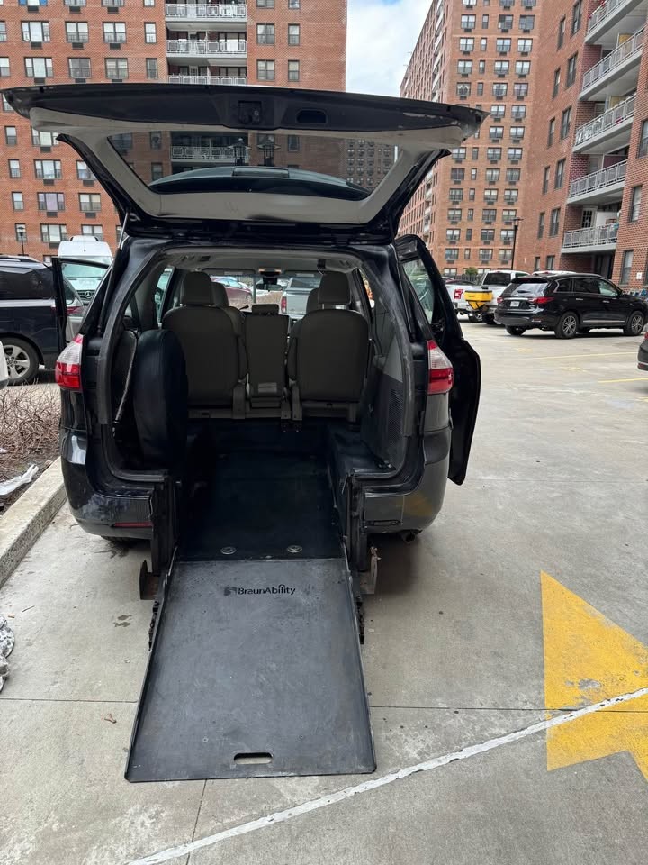 2018 Toyota Sienna LE Wheelchair Van