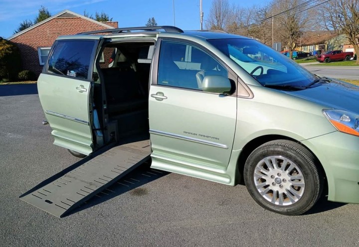 2010 Toyota Sienna XLE Limited Handicap Accessible Van