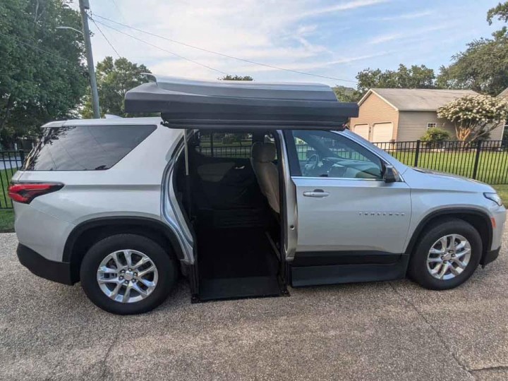 2022 Chevrolet Traverse LS Wheelchair Van