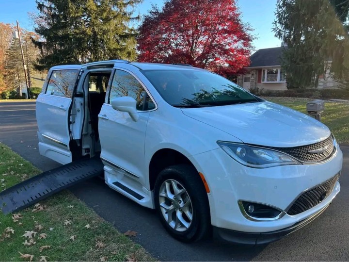 2019 Chrysler Pacifica Touring L Wheelchair Van