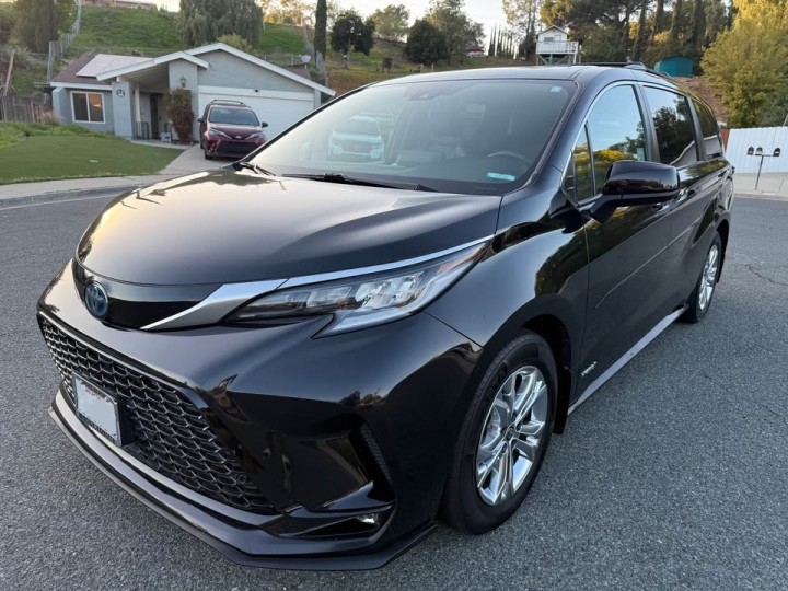 2021 Toyota Sienna XSE Minivan