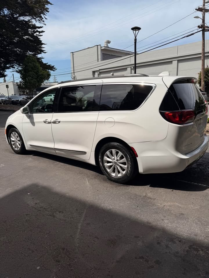 2017 Chrysler Pacifica Touring-L Minivan