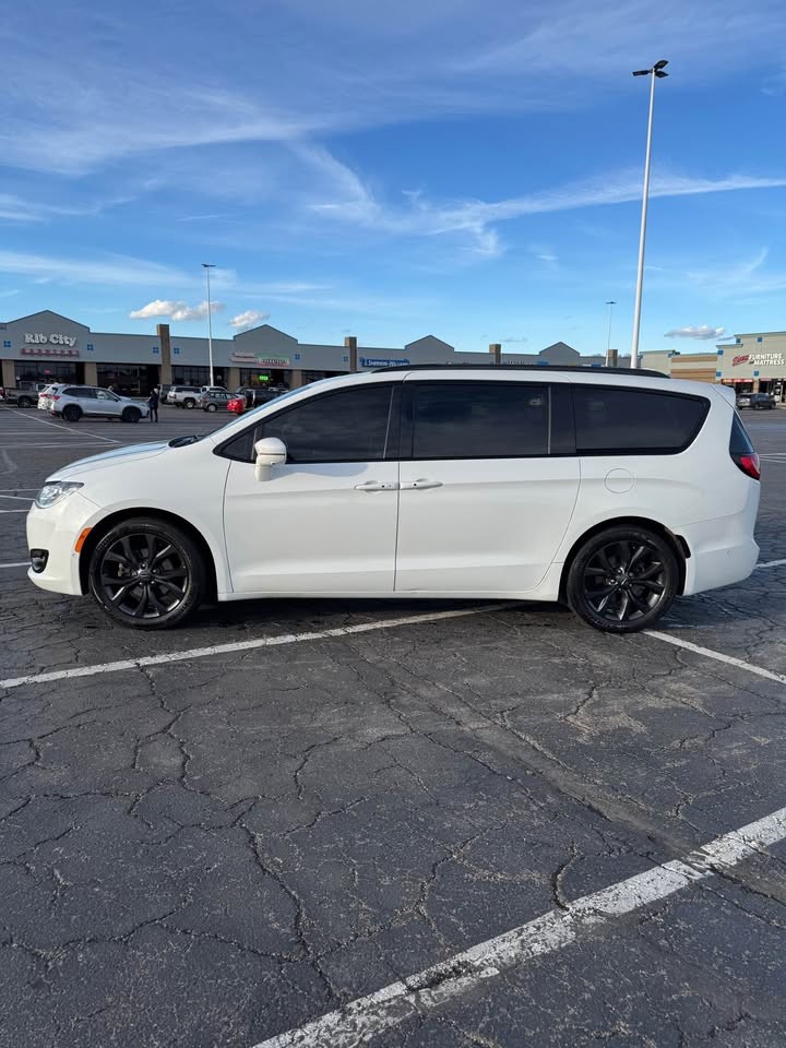 2019 Chrysler Pacifica Limited Minivan