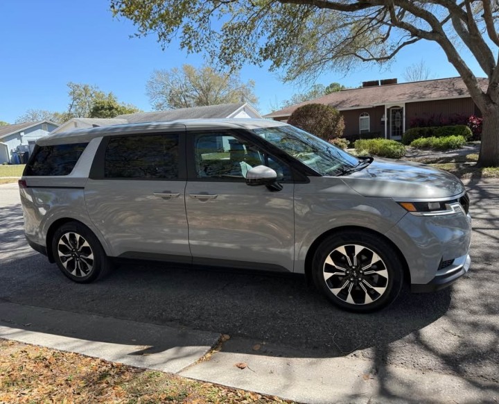 2022 Kia Carnival EX Minivan