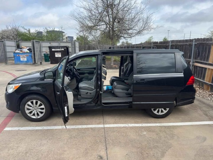 2012 Volkswagen Routan SE Minivan