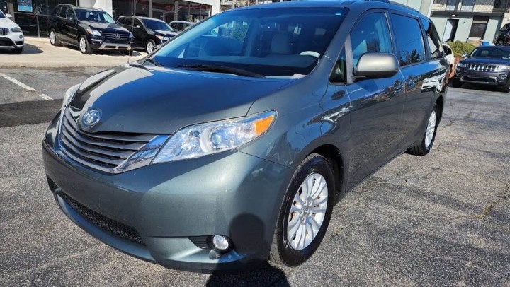 2014 Toyota Sienna SE Minivan