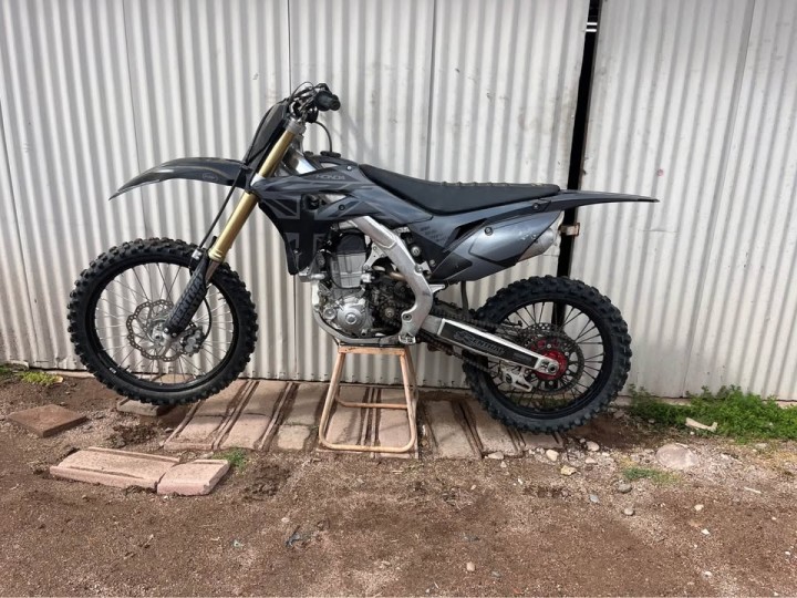 Honda CRF450R Professional-grade Motocross Dirt Bike