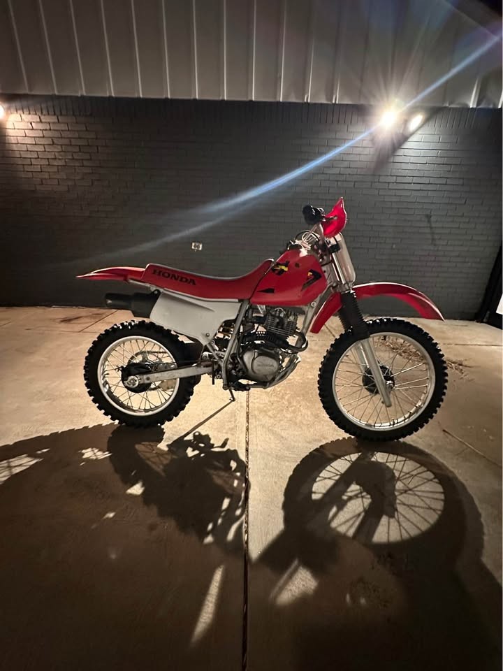Honda XR200R Dirt Bike