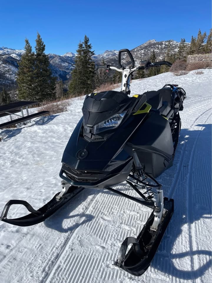 2017 Ski-Doo Summit 850 Snowmobile