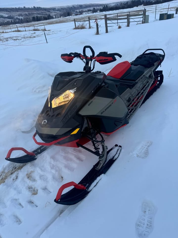 2022 Ski-Doo Summit X Expert 154 Snowmobile