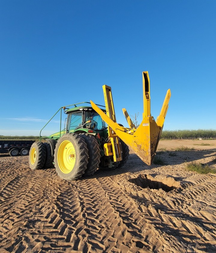 John Deere 6105 Tree Spade