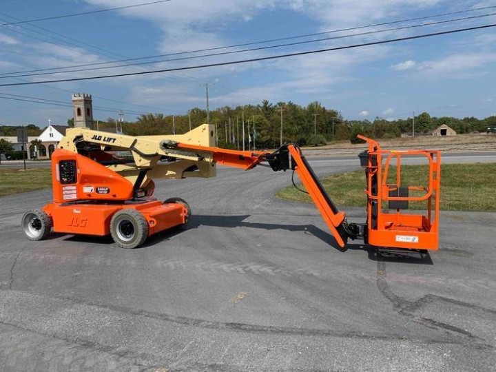 JLG E400 Boom Lift