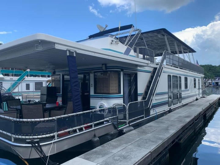 Escape to Serenity with Houseboat on Dale Hollow Lake
