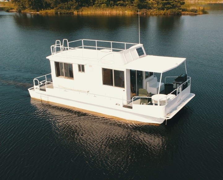 Houseboat on Rainy Lake - Book Your Escape Today