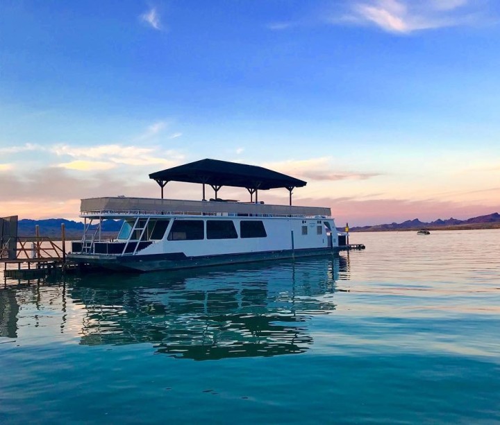 Houseboat on Lake Havasu: Sunset Views & Serene Waters Await