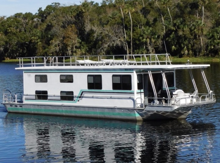 Houseboat on Lake Monroe: Try a Floating Vacation