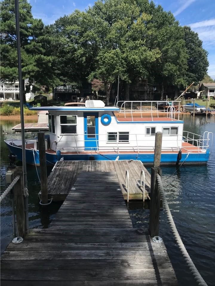 32ft Seagoing Houseboat on Lake Norman