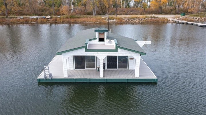 Unique Houseboat Getaway on Lake Erie