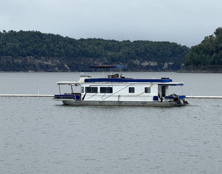 Houseboat on Beaver Lake - Fun on the Water for Everyone