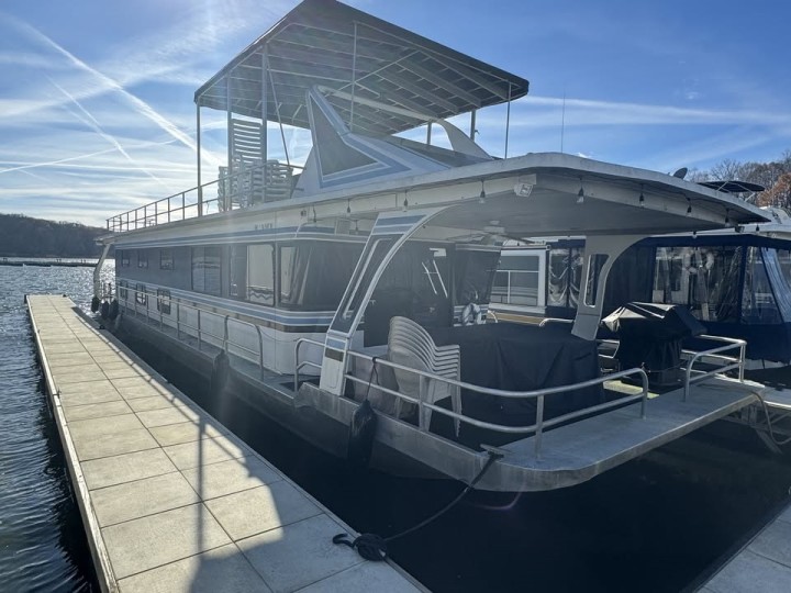 72' Houseboat on Lake Hartwell