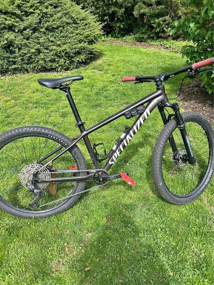 From Lighthouses to Lobster Rolls – Explore MV by Mountain Bike