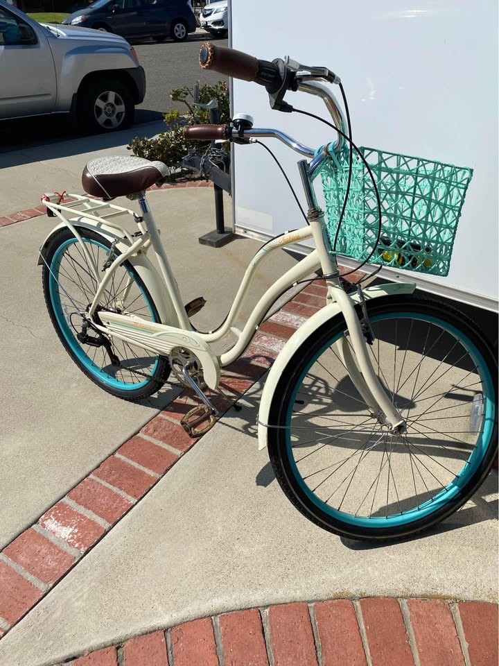 Women's 26" Schwinn 5-Speed Bike - Rent Your Perfect Beach Cruiser