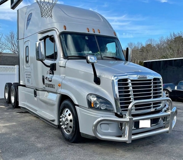 2017 Freightliner Cascadia Semi Truck