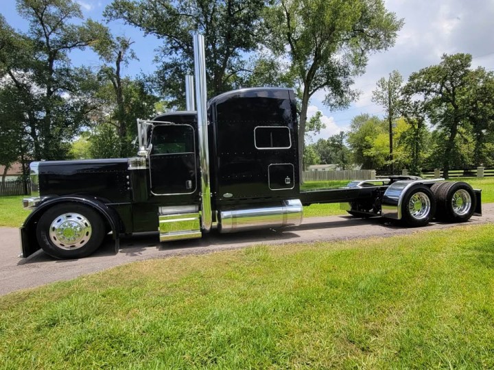 2005 Peterbilt 379 Semi Truck