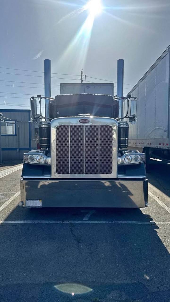 2023 Peterbilt 389 Semi Truck