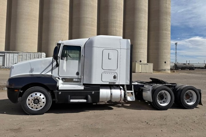 2003 Kenworth T600 Semi Truck
