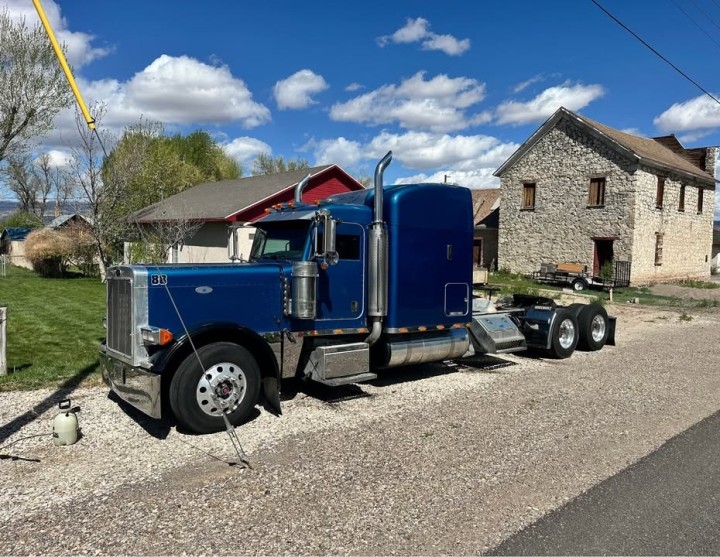 2005 Peterbilt 379 EXHD Semi Truck