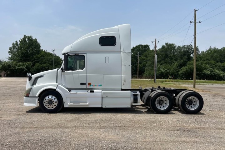 2007 Volvo VNL 670 Semi Truck