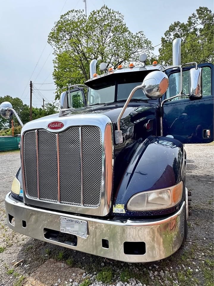 2012 Peterbilt 386 12.9L 6-cylinder Semi Truck