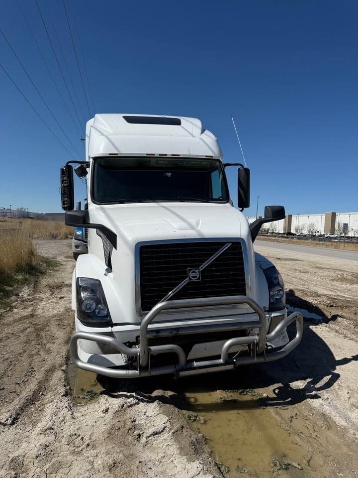 2015 Volvo VNL D13 Semi Truck