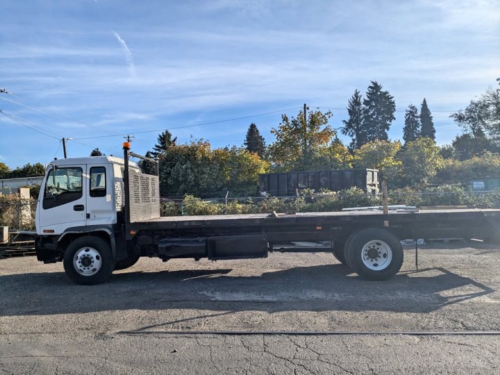 2001 Isuzu 26’ Flatbed Truck