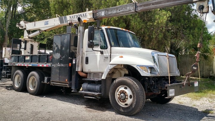 International 7400 National 400B Boom Truck