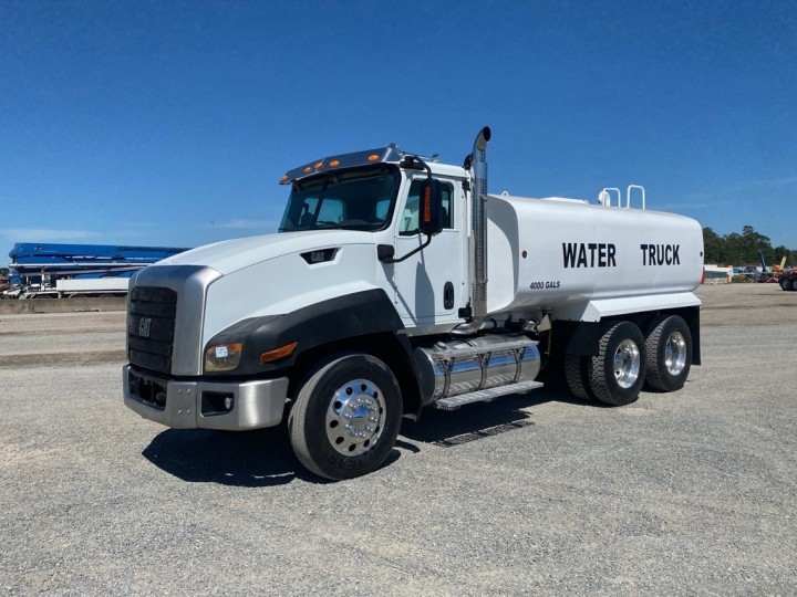 4,000-Gallon Caterpillar Water Truck - Fast Houston Delivery!