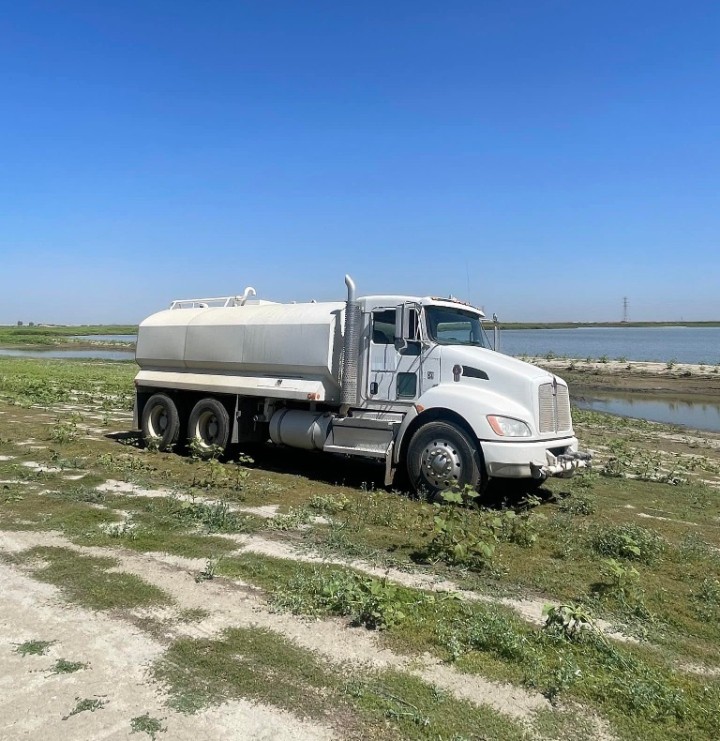 Reliable 4K-Gal Water Truck for Rent - Perfect for Farms & Construction!