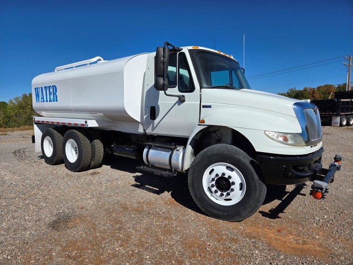 Fast Water Truck Delivery in KC - International 4400, 4,000-Gallon Capacity!