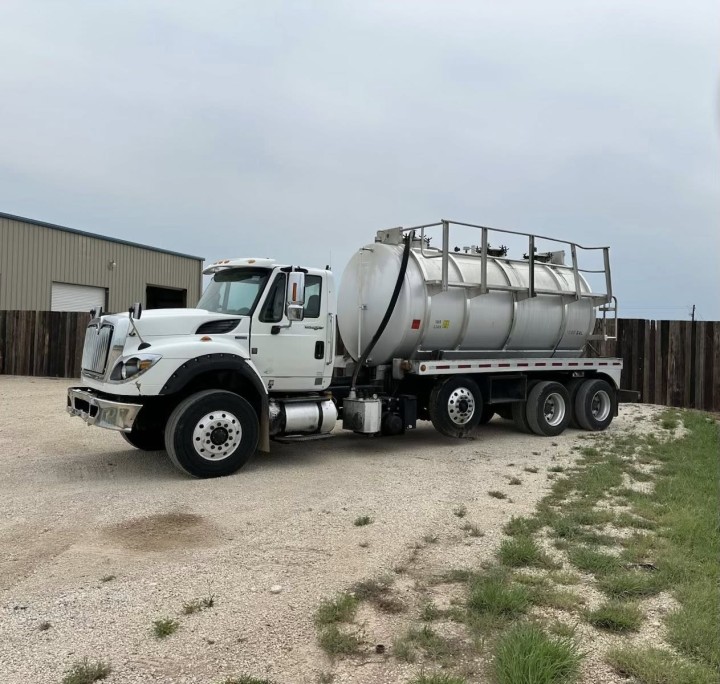 International 7600 Triple Axle NVE Challenger 607 Vacuum Truck