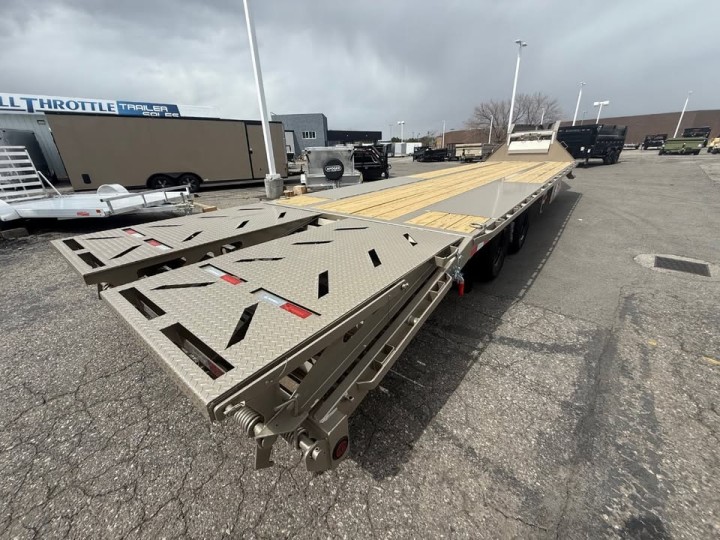 Iron Bull 32' Gooseneck Deckover Flatbed Trailer - 23,900 lbs Capacity