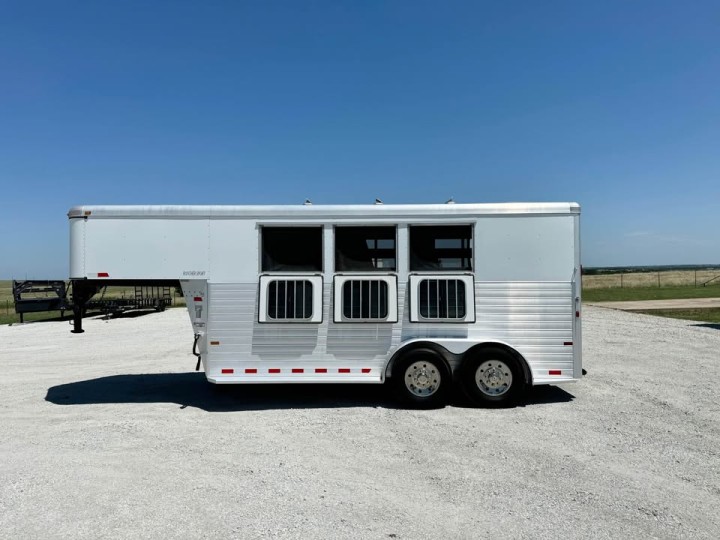 Sundowner 16ft Aluminum 3-Horse Trailer - Safe, Spacious & Reliable!