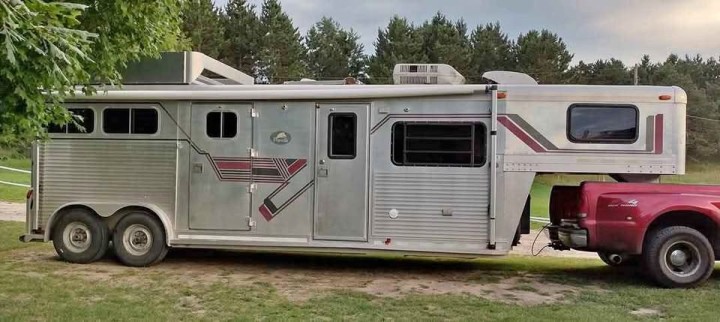 30ft 4 Star 2 Horse Trailer w/ Full Living Quarters