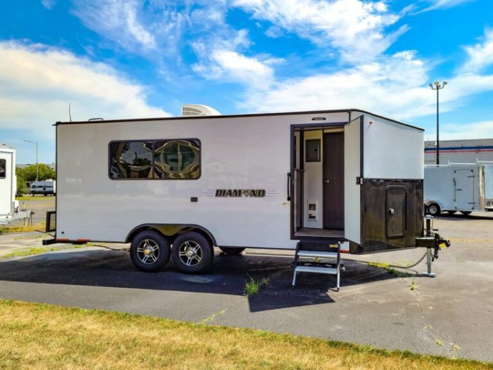 23’ Diamond Office Trailer w/ 2 Workstations & Kitchenette